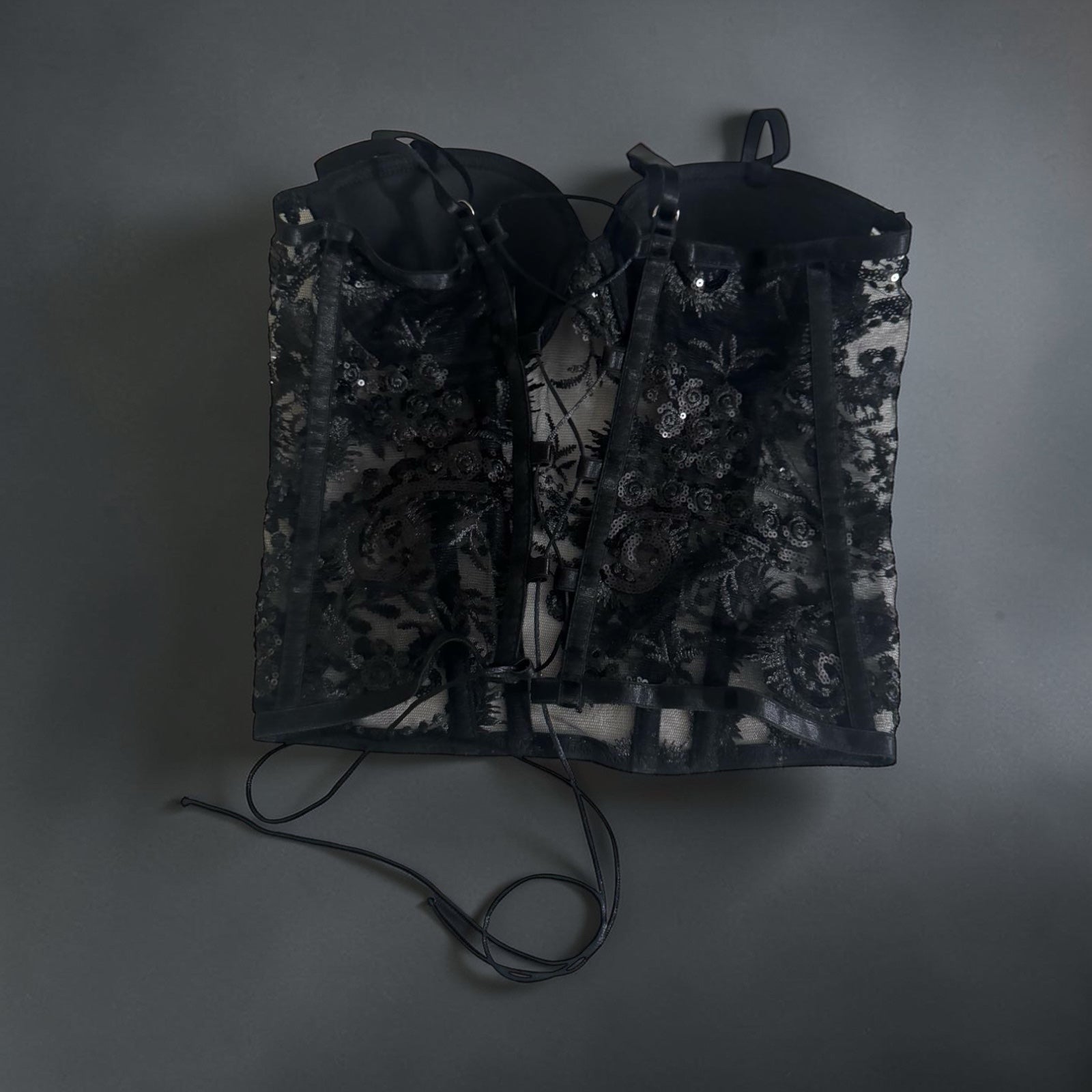 Corsé Negro de Encaje con Lentejuelas Plateadas – Seducción y Glamour en una Prenda