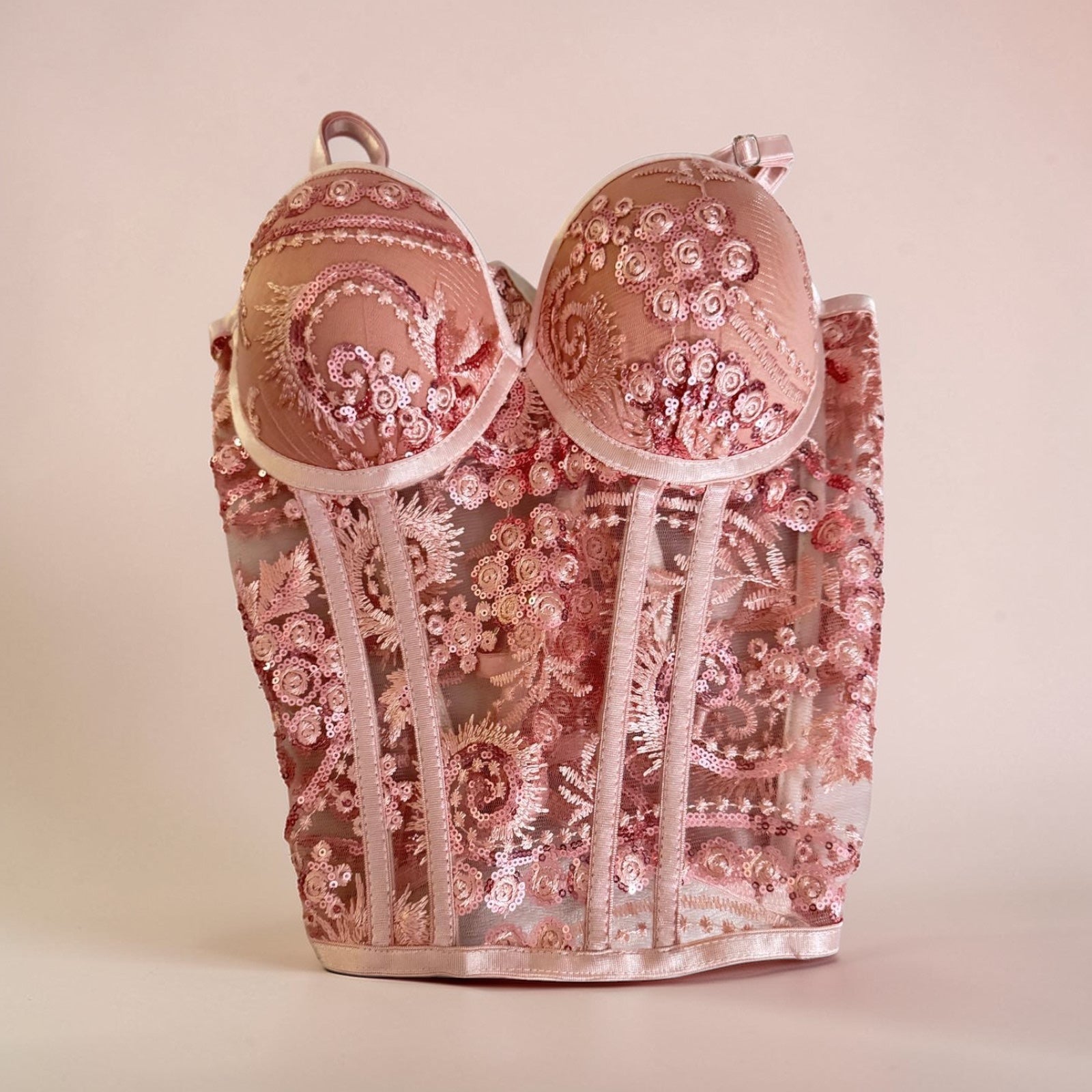 Bustier Corsé Rosa con Encaje Bordado y Lentejuelas – Lencería de Ensueño