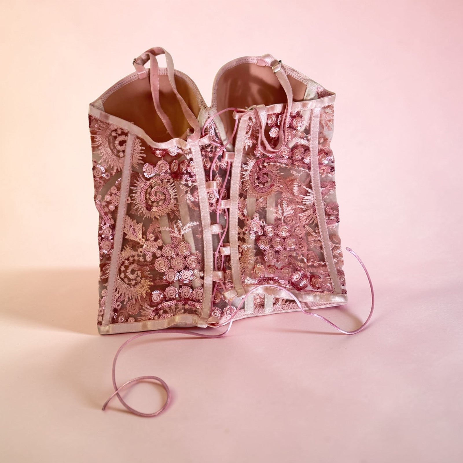 Bustier Corsé Rosa con Encaje Bordado y Lentejuelas – Lencería de Ensueño