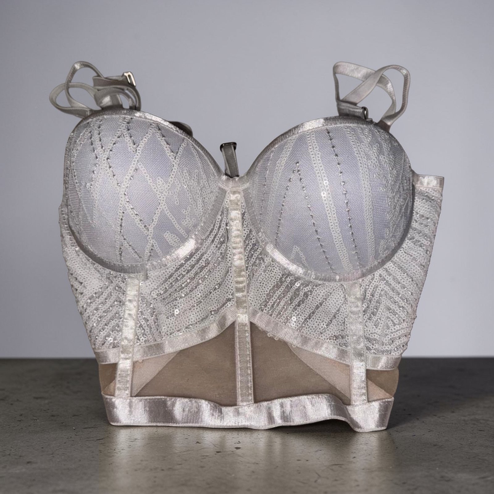 Bustier Corsé Plateado con Lentejuelas – Glamour y Seducción Brillante