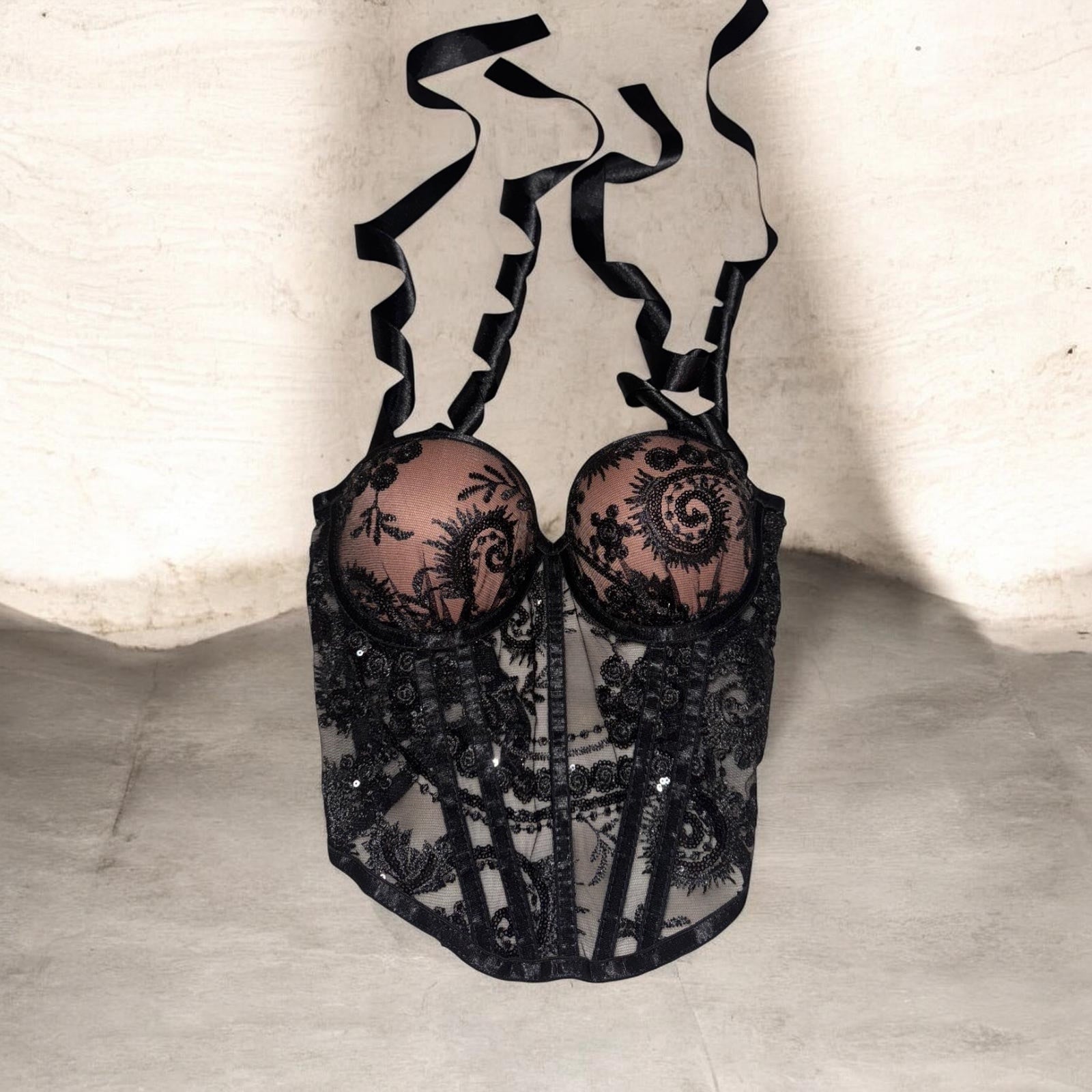 Corsé Negro de Encaje con Bordados y Lentejuelas – Lencería Sensual y Misteriosa