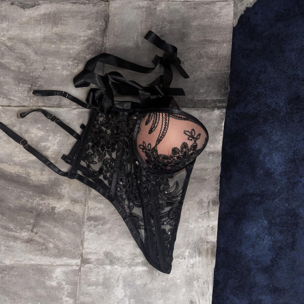 Corsé Negro de Encaje con Bordados y Lentejuelas – Lencería Sensual y Misteriosa