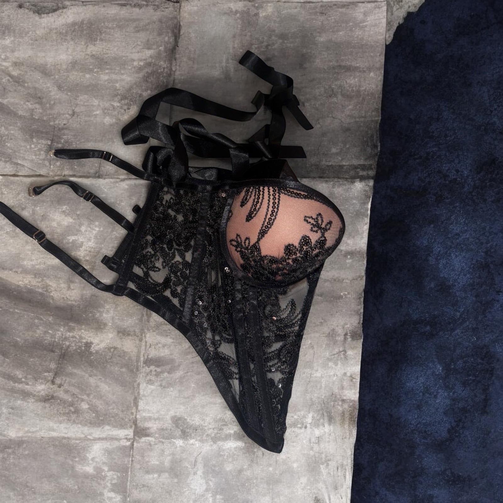 Corsé Negro de Encaje con Bordados y Lentejuelas – Lencería Sensual y Misteriosa