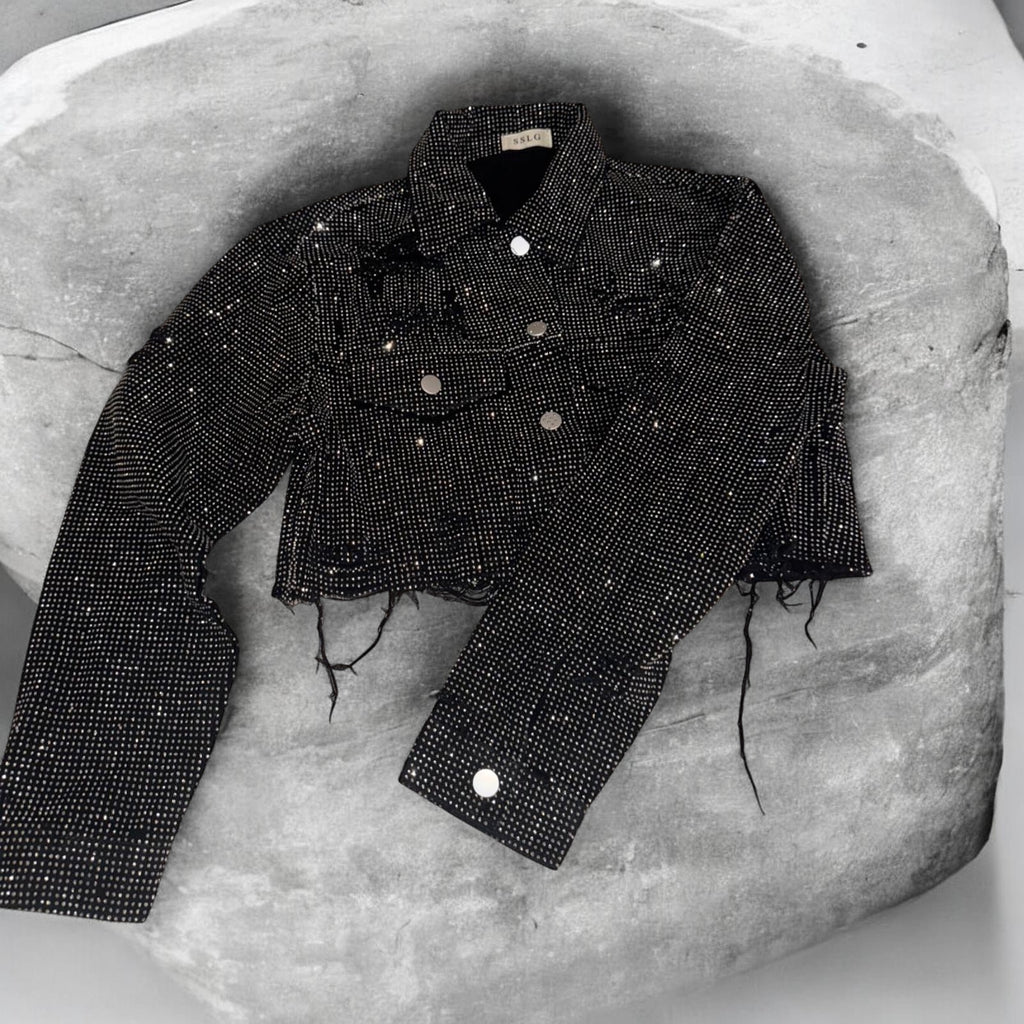 Chaqueta Vaquera Cropped Negra con Rhinestones – Estilo Glam Sparkle